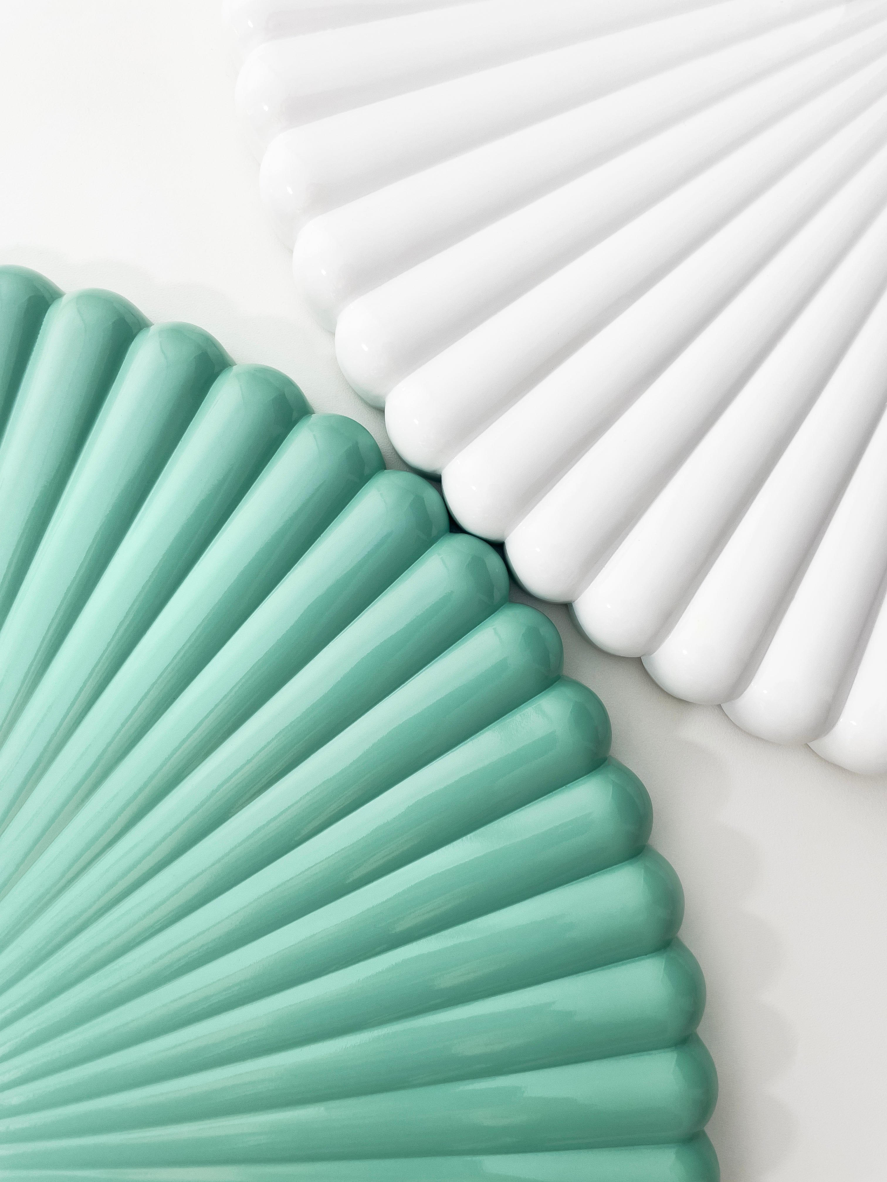 Wall clock 40cm-Silent-White/Green-Polyresin-NeXtime 'Mousse'