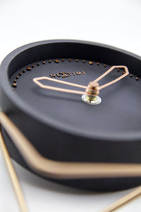 Table clock - 17.5 x 15.5 x 5 cm - Polyresin